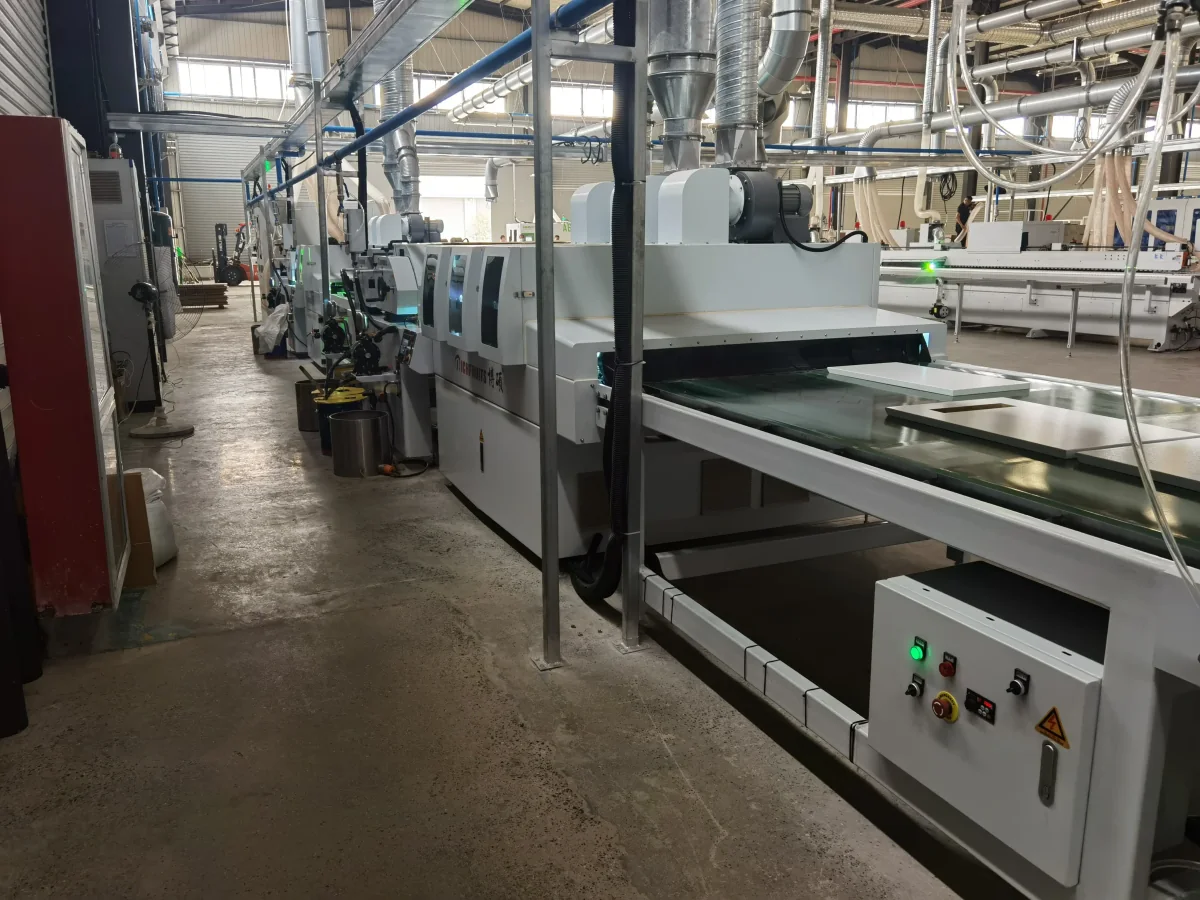 Roller coating line conveyor handling flat wood panels