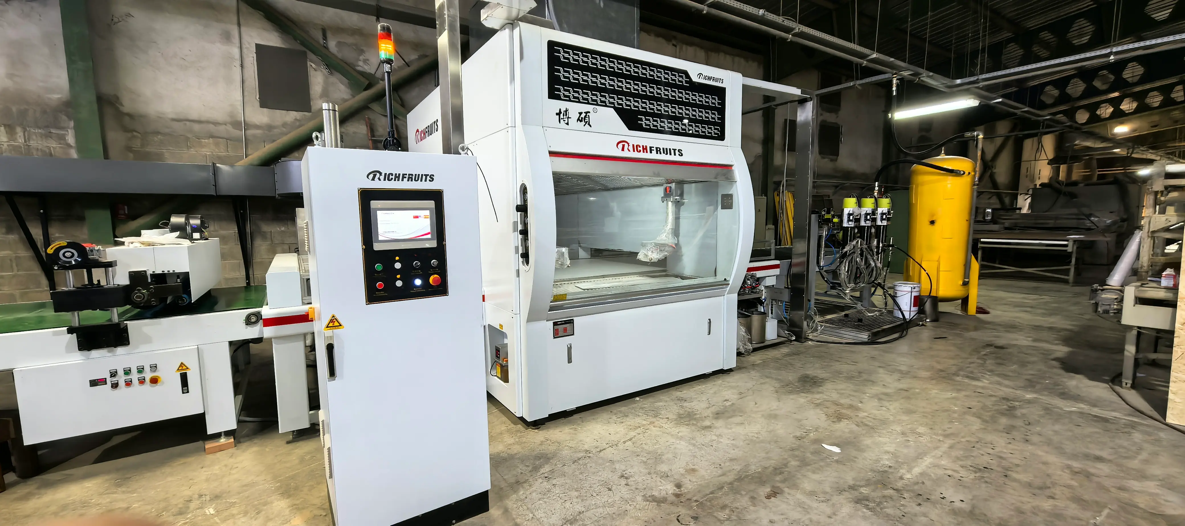 Automatic spray coating machine for routed and profiled cabinet panels